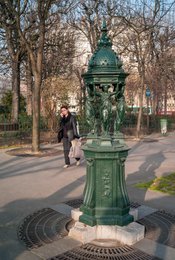 14th-arrondissement;-Caryatid;-Charles-Auguste-Lebourg;-Denfert-Rochereau;-Drinking-water;-Kaleidos;-Kaleidos-images;-La-parole-à-limage;-Paris;-Public-fountain;-Richard-Wallace;-Square;-Stories-Pictures;-Street-furniture;-Tarek-Charara;-Wallace-fountain